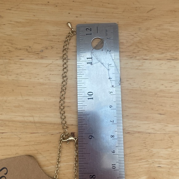 Good tone and black double side y - necklace. Necklace is 18 in w 3 in extender - Picture 4 of 6